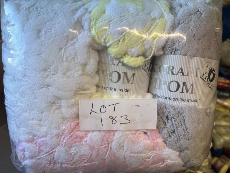 Lot 183 Pompom yarn 4 x 200g