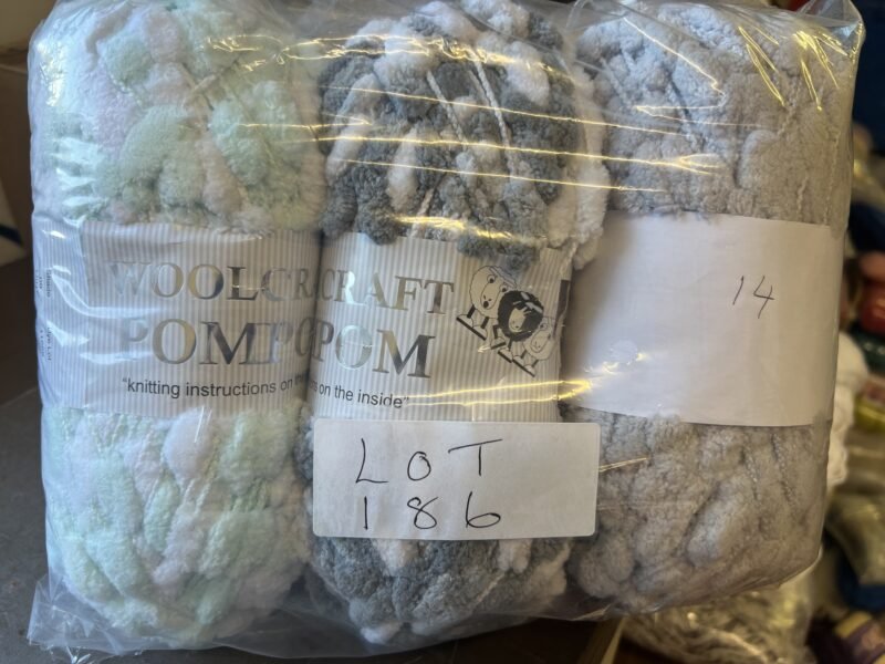 Lot 186 Pompom yarn 3 x 200g