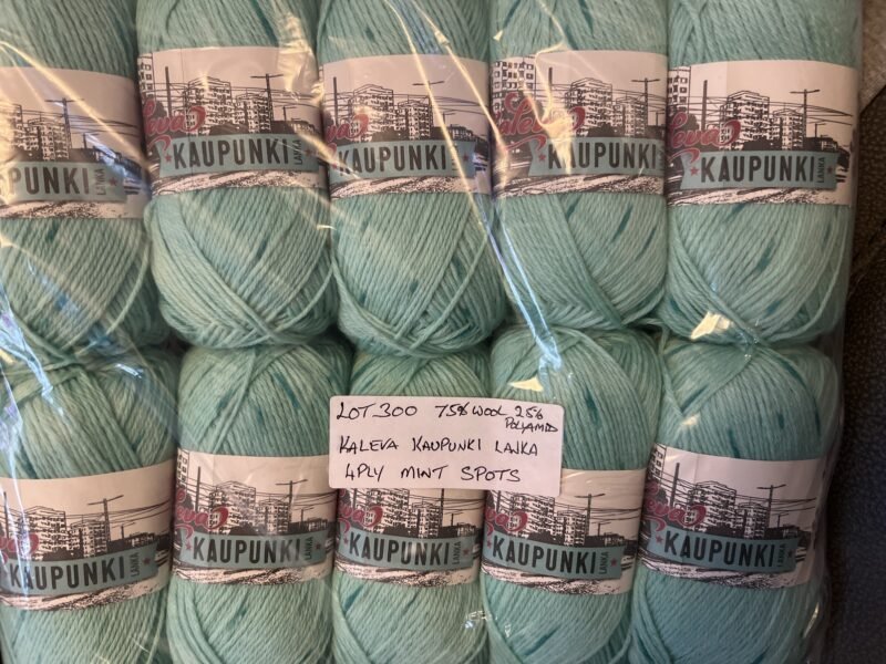 Lot 300 4ply 75% wool 25% polyamide mint with spots