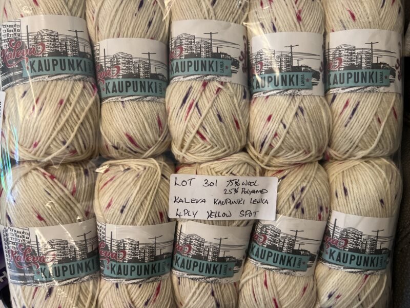 Lot 301 4ply 75% wool 25% polyamide cream with spots