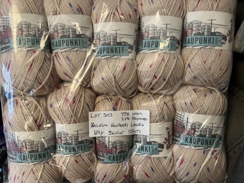 Lot 303 4ply 75% wool 25% polyamide Beige with spots